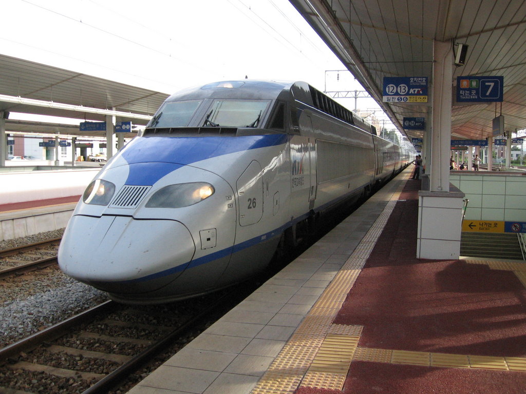 A KTX train stationed at Songjeongni station.